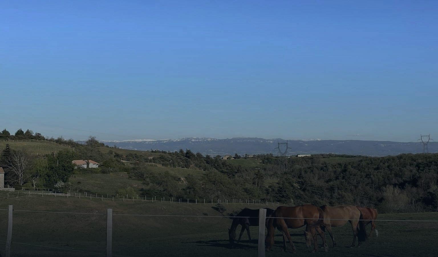 Vue depuis les parcs de l’écurie sur la vallée et les collines de l’Ardèche.
