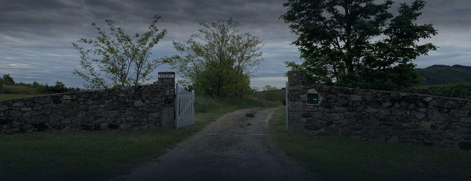 Le chemin d’accès à l’Écurie de Beyrieux, entre deux murs de pierre sèche.